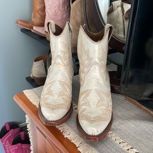 Corral white boots! Size 7.5 Golden brown stitching Summer concert boot!